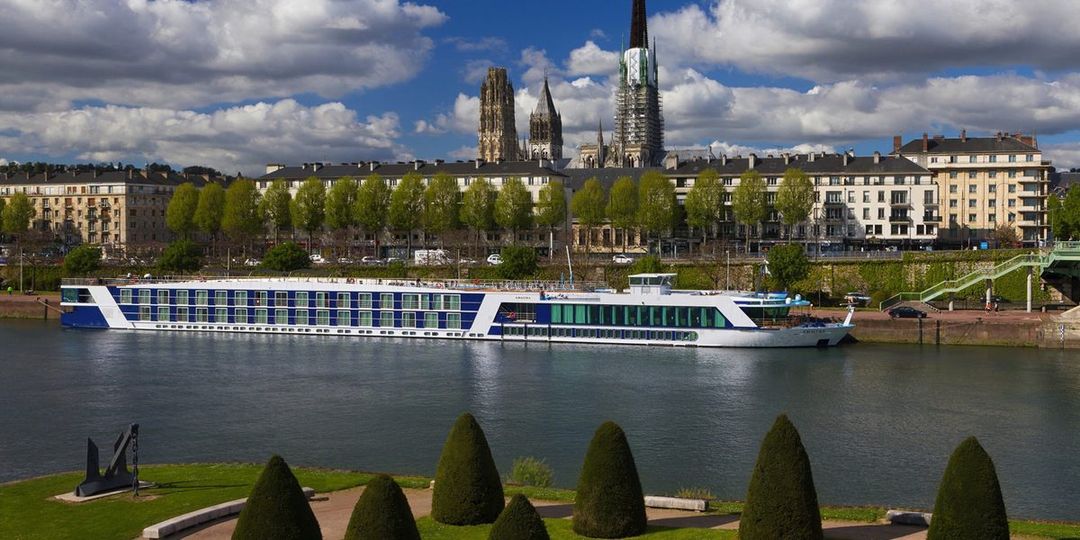 AmaLyra sailing through the caribbean