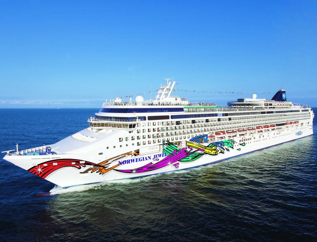 Norwegian Jewel sailing through the caribbean