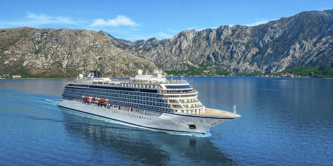 Viking Yi Dun sailing through the caribbean