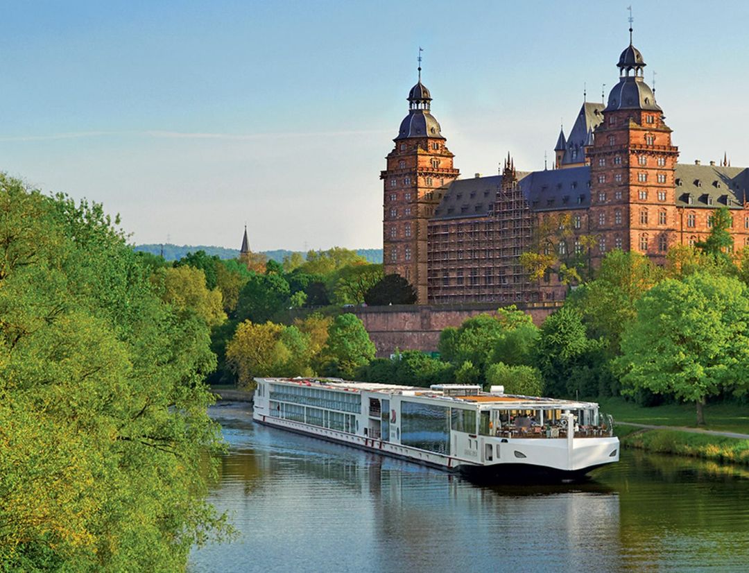 Viking Eir sailing through the caribbean