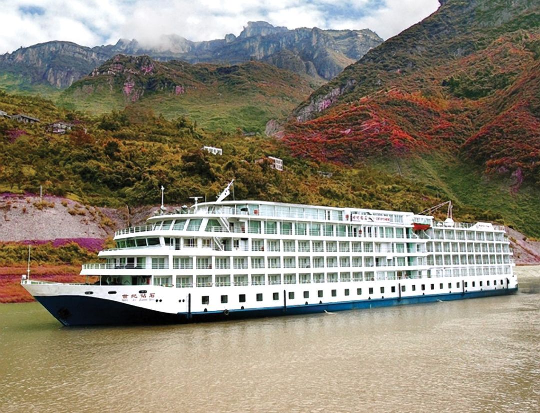 Viking Emerald sailing through the caribbean