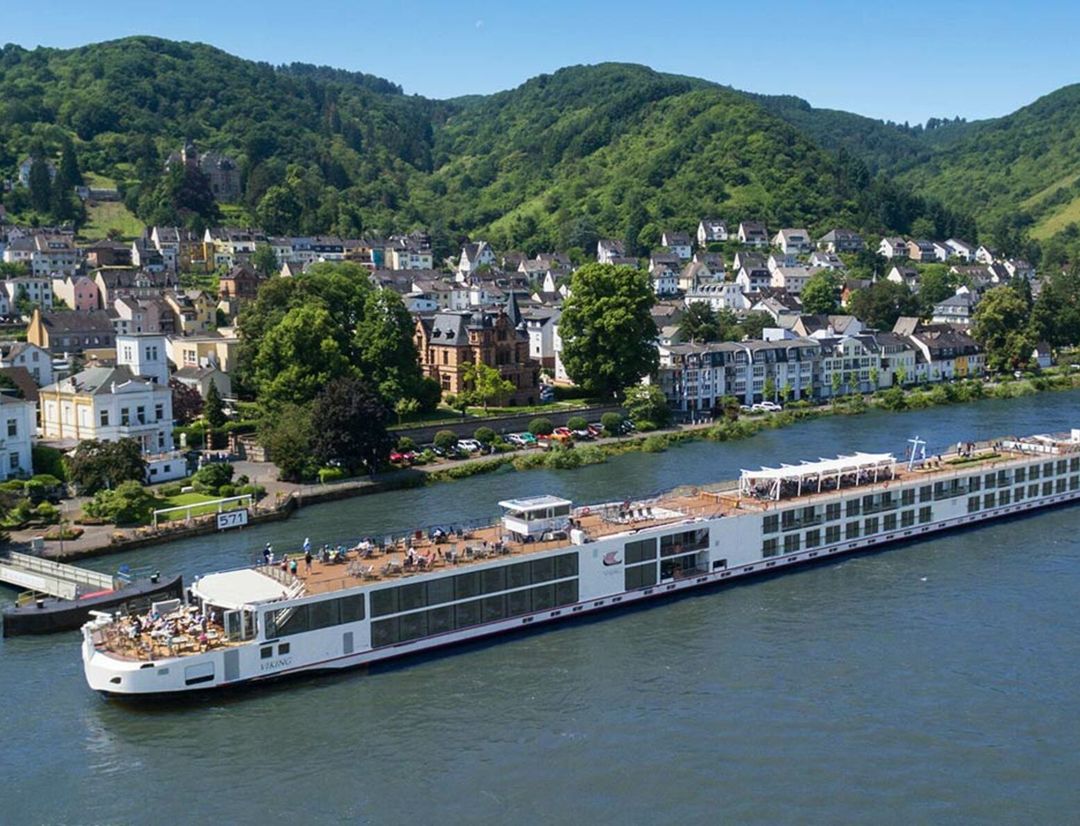 Viking Idun sailing through the caribbean