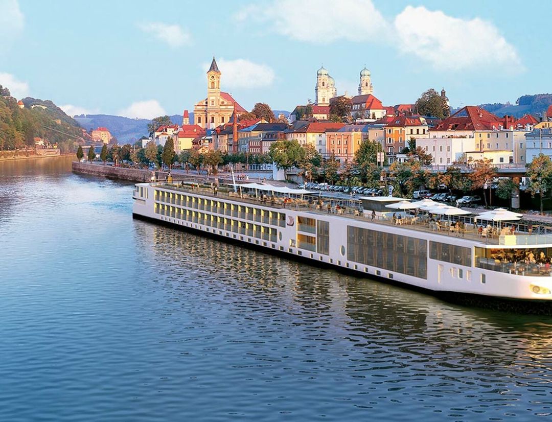 Viking Kadlin sailing through the caribbean