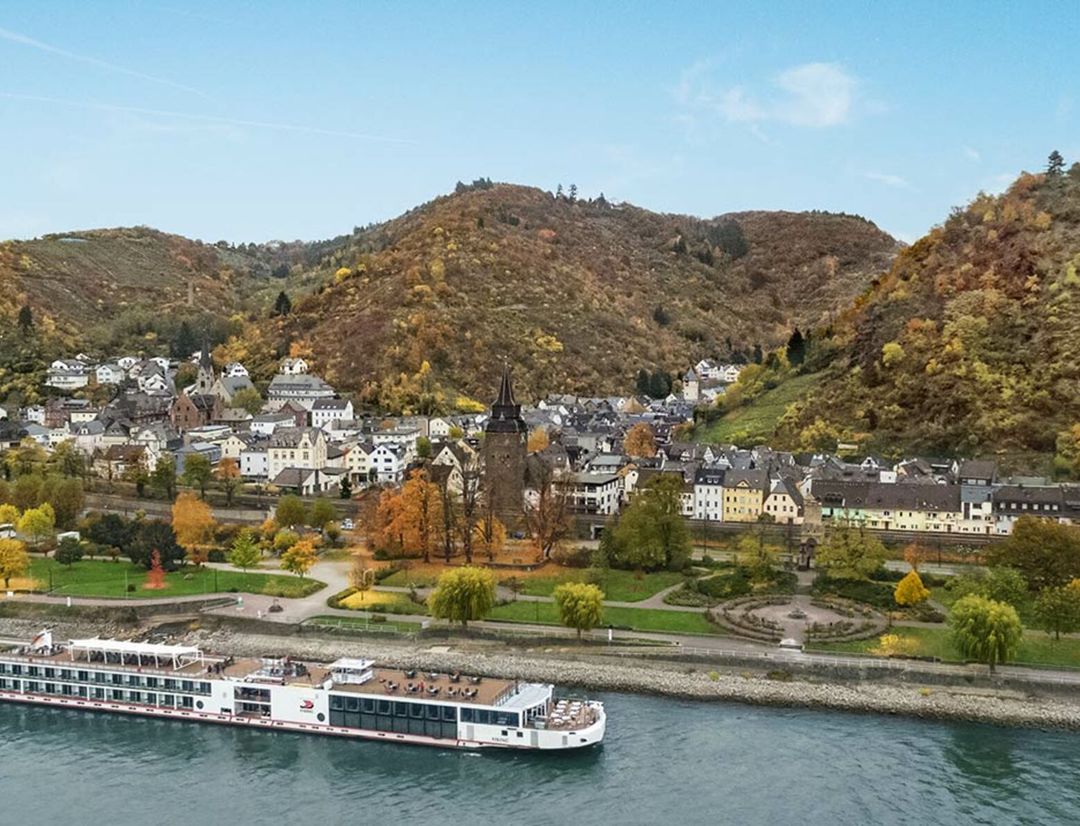 Viking Kvasir sailing through the caribbean