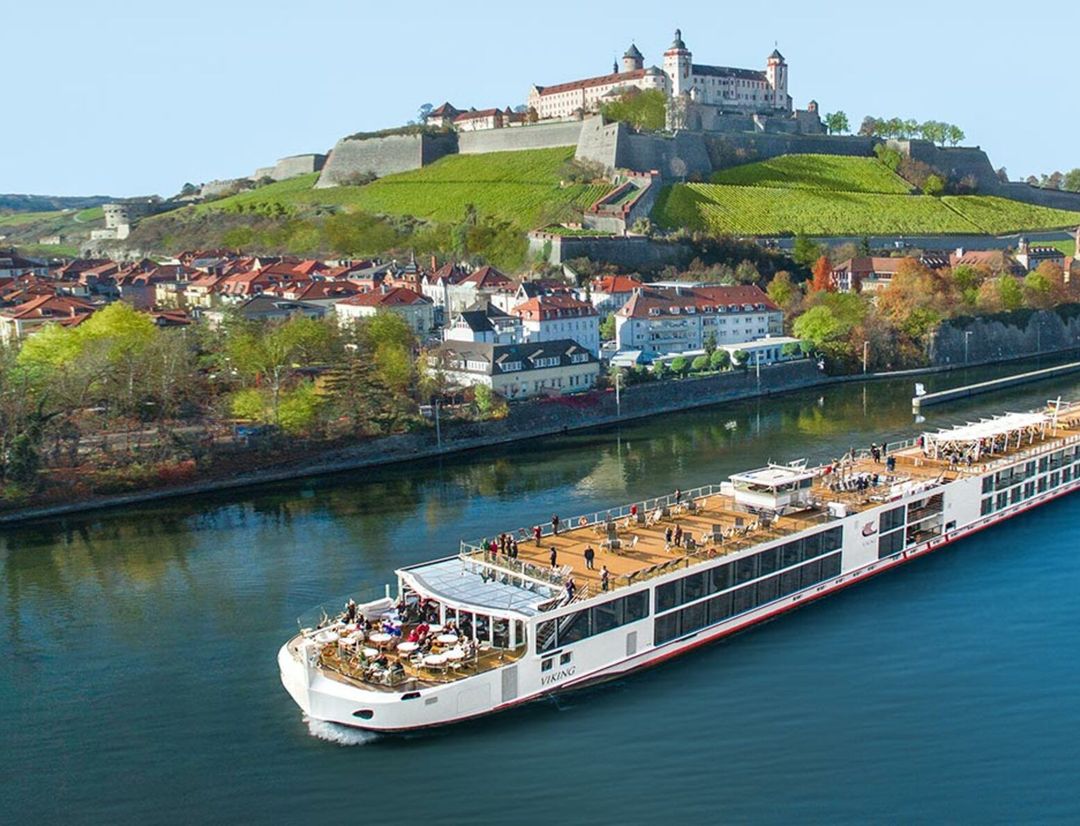 Viking Magni sailing through the caribbean