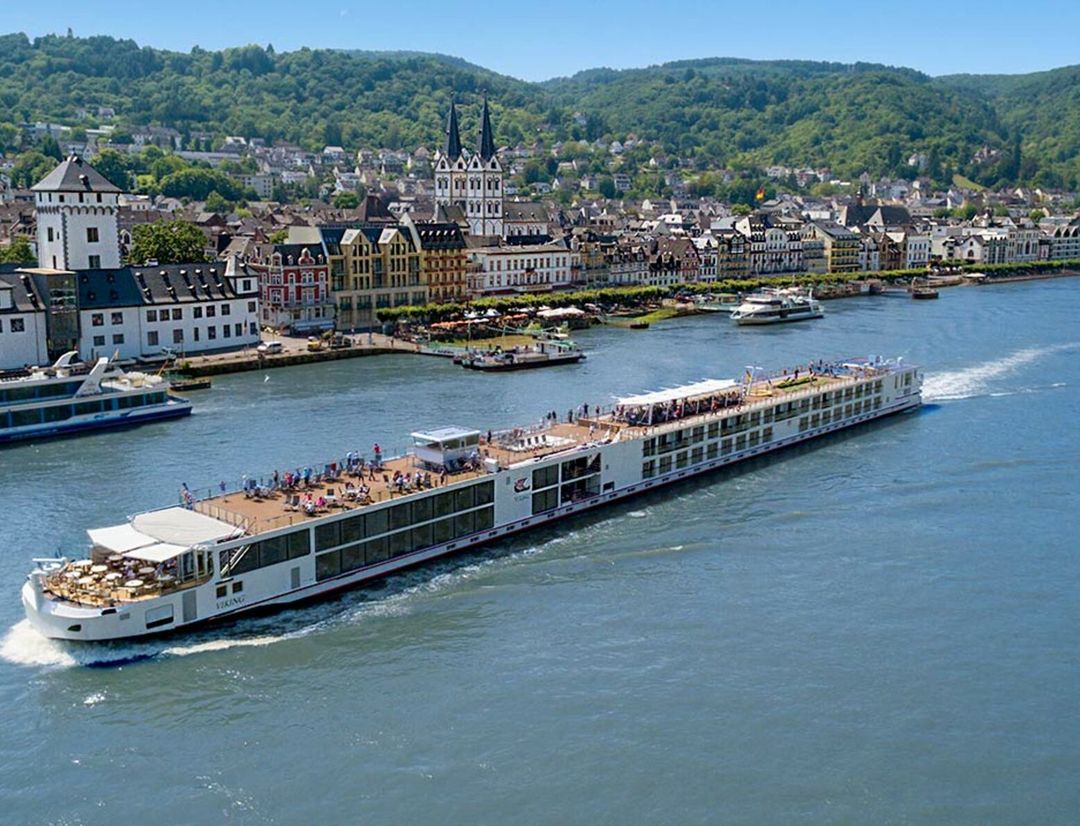 Viking Mimir sailing through the caribbean