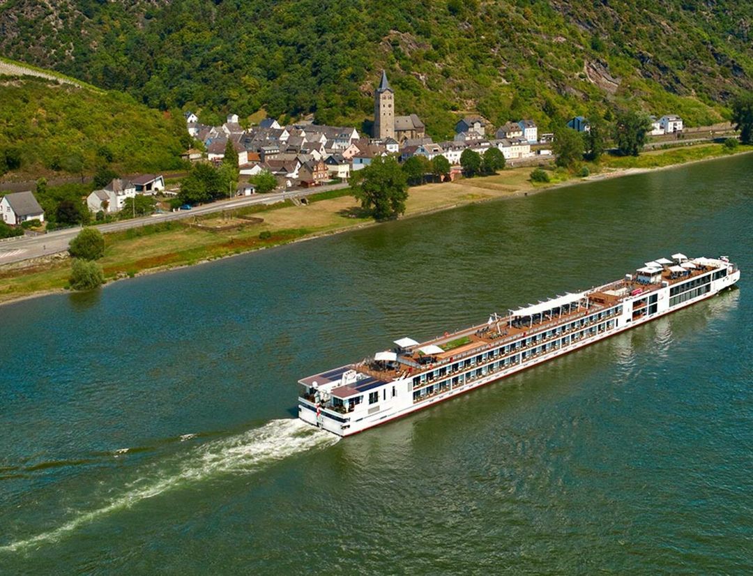 Viking Radgrid sailing through the caribbean