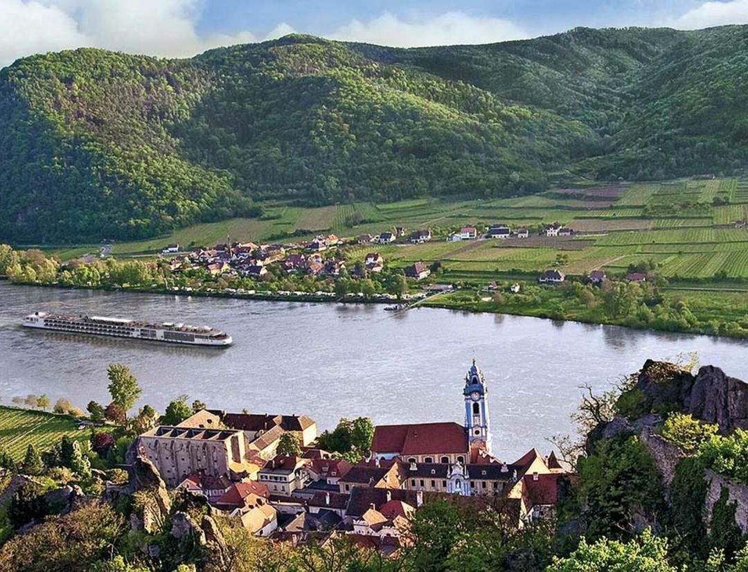 Viking Rinda sailing through the caribbean