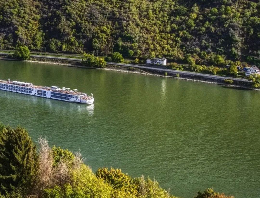 Viking Eldir sailing through the caribbean